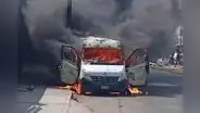 A plena luz del día, extorsionadores queman tercera combi de empresa de transportes en Trujillo
