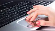 ¿Qué sucede cuando tocas el panel táctil de tu laptop con dos, tres o cuatro dedos?