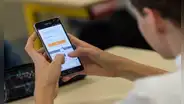 Proponen ley que prohíbe el uso de celulares durante clases en colegios públicos y privados