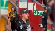 ¡No aguantó! Policía es captado cantando arengas en partido de 'U' vs Cantolao