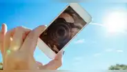 ¿Qué pasa con mi teléfono si lo expongo directamente a la luz del sol durante mucho tiempo?