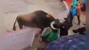 Asustado toro salta por encima del ruedo en Cajamarca y genera pánico en el público