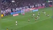Corinthians aprovechó la expulsión de Valera y marcó el 1-0 ante la U con un golazo