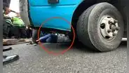 SJL: mujer se mete debajo de cúster informal para evitar traslado al depósito