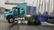 ¡Peligro!: niños exponen sus vidas al extraer petróleo de vehículo que sufrió accidente en Tumbes