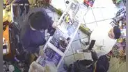Jóvenes estafan a bodeguera con falso pago por Yape: cámaras de seguridad registraron el hecho