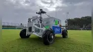 Un robot en el campo de arándanos