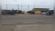Comerciantes informales en Piura están en riesgo por construir puestos debajo de línea de alta tensión