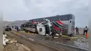 Tragedia en carretera de Áncash: chofer y pasajera fallecen en choque de ómnibus con camión