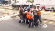 Miraflores: retiran poste caído en vía expresa Luis Bedoya Reyes luego de tres días