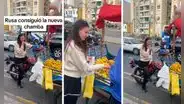 Joven rusa la rompe como vendedora de frutas y usuarios la trolean: "Ahorita se la lleva la batida"