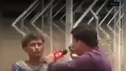 Periodista hace entrevista con ‘el agua hasta el cuello’ afectado por inundaciones en India