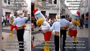 Pollo de Norky’s se une a fiesta de Santiago en Jirón de la Unión y hace reír con su baile