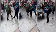 Peatones ‘pelean’ al hallar celular en el piso del Mercado Central y terminan troleados