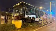Independencia: 8 heridos deja choque de bus del Metropolitano contra berma central de la vía