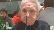 Mujer pregunta a su nieto si se avergüenza de cenar con ella y respuesta conmueve a miles: "Si supiera"