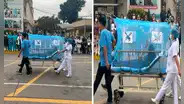¡Perú es otro nivel! Enfermeros participan en desfile con curiosa 'paciente' en camilla
