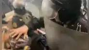 ‘Marcha Nacional’: graban a policía quitándole implementos de protección a manifestante