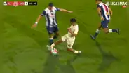 ¡Le dejó su 'chiquita'! Quispe entró fuerte sobre Zambrano y se ganó la amarilla en el clásico