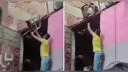 Perrito ayuda a movilizar las sillas desde el segundo piso de una casa: “Chamba es chamba”
