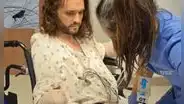 Sufre la picadura de una pulga, va al hospital de emergencia y le amputan las manos y los pies