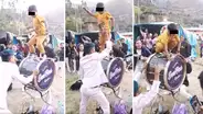 Niño roba el show a banda de músicos al bailar encima de un bombo en La Libertad: “¡Eres un capo!”