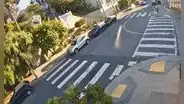 Impactante accidente en EE. UU.: captan preciso instante en que auto salió volando en una colina
