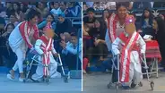 Fiestas Patrias: aplauden gesto de mujer que ayudó a su hijo durante su participación en el colegio