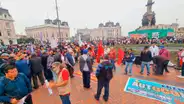 Manifestantes se concentran en plaza Dos de Mayo a minutos del mensaje a la nación