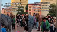 ‘Dinosaurios’ vestidos con trajes andinos se unen a la fiesta de Santiago: “¿Fueron a almorzar o a bailar?”