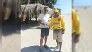 Heladero encuentra celular en la playa y busca a su dueño para devolverlo en Piura: “¡Hace patria!”