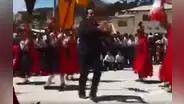 Director de colegio sorprende al bailar con alumnos la contradanza en desfile en La Libertad