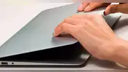 ¿Qué pasa si siempre bajo la tapa de mi laptop, pero nunca apago el equipo?