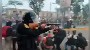 Captaron a agente de la PNP disparando directo al cuerpo durante las marchas contra Dina Boluarte