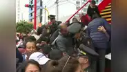 Parada Militar 2023: entre empujones, asistentes buscan conseguir sitio y PNP pide refuerzos