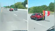 Chofer capta un auto en carretera de EE. UU. con bandera peruana: “Lleva al Perú en el corazón”
