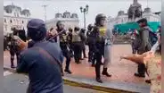 PNP y manifestantes se enfrentan en plaza Dos de Mayo mientras se desarrolla la Gran Parada Militar