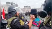 Policías secan las lágrimas de manifestantes puneñas que pidieron que las dejen protestar