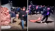 Un camión con 23.000 kilos de carne se vuelca en Argentina y vecinos roban la carga