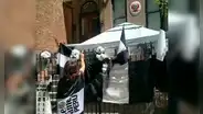Peruanos colocan banderas de luto como protesta contra Dina Boluarte en consulado de Nueva York