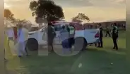 Árbitros de la Copa Perú son sacados en patrullero de campo de fútbol para evitar que los linchen