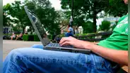 ¿Usas tu laptop sobre las piernas? Los riesgos a los que te expones por esa mala costumbre