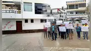"¡Den la cara!": Deudos de los tripulantes de avioneta Cessna protestan frente a escuela JBC en Trujillo