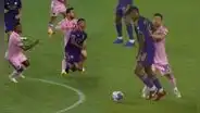 Lionel Messi y Wilder Cartagena casi se pelean: la 'Pulga' lo patea y fue amonestado