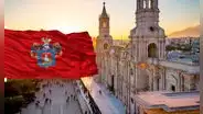 ¿Por qué la bandera de Arequipa es color vinotinto y que representan sus leones?