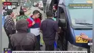 Transportistas hacen bajar a pasajeros de combis en protesta por cambio de rutas
