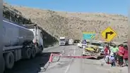 Taxi y camión cargado con mineral colisionan y 3 personas mueren en la carretera Arequipa-Puno
