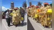 Autoridades en Puno caminan envueltos en panes y panetones: ¿qué significa esta costumbre?