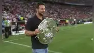 Claudio Pizarro cargó el trofeo de la Supercopa de Alemania entre Bayern Múnich vs. RB Leipzig