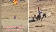 Joven sorprendió a su mamá que vive en el campo y ella corre a su encuentro: “Hermoso”